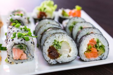 Suşi tabağa kondu.