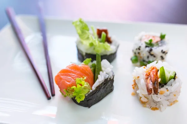 Ensemble de sushis sur l'assiette — Photo