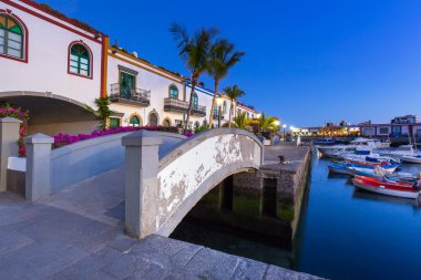 Puerto de Mogan mimarisini gece, Gran Canaria
