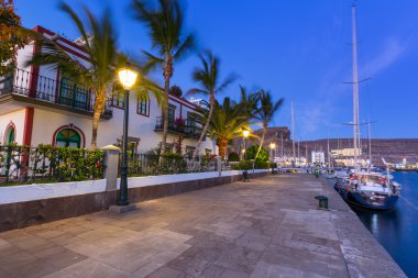 Puerto de Mogan mimarisini gece, Gran Canaria