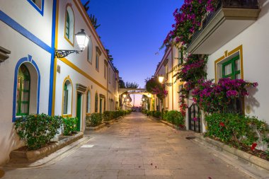 Puerto de Mogan mimarisini gece, Gran Canaria