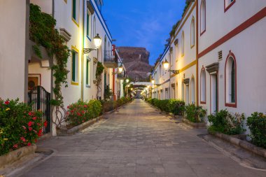 Puerto de Mogan mimarisini gece, Gran Canaria