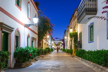 Puerto de Mogan mimarisini gece, Gran Canaria