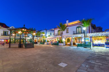 Puerto de Mogan gece, Gran Canaria üzerinde bir küçük balıkçı limanı