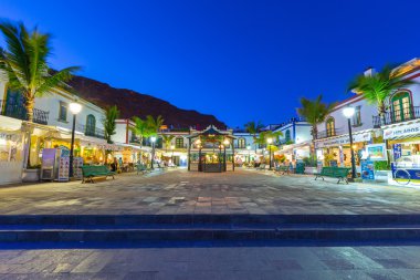 Puerto de Mogan gece, Gran Canaria üzerinde bir küçük balıkçı limanı