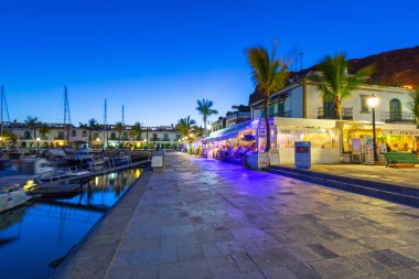 Puerto de Mogan gece, Gran Canaria üzerinde bir küçük balıkçı limanı