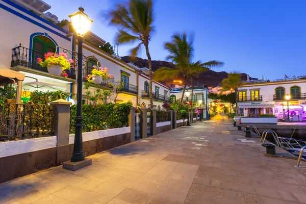 Puerto de Mogan por la noche, un pequeño puerto pesquero en Gran Canaria — Foto de Stock