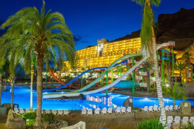 Plaj ve gece Taurito içinde karmaşık resort