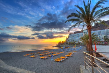 Gün batımında Taurito Atlantic beach Gran Canaria ada