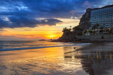 Gün batımında Taurito Atlantic beach Gran Canaria ada