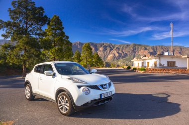 Beyaz Nissan Juke Kanaryalar dağ manzarası