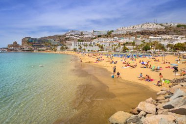 Beach Puerto Rico ile çok sayıda turist, Gran Canaria