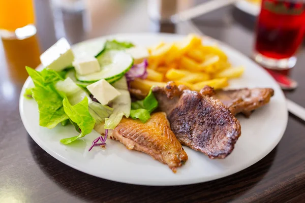 Рыба и чипсы с салатом — стоковое фото