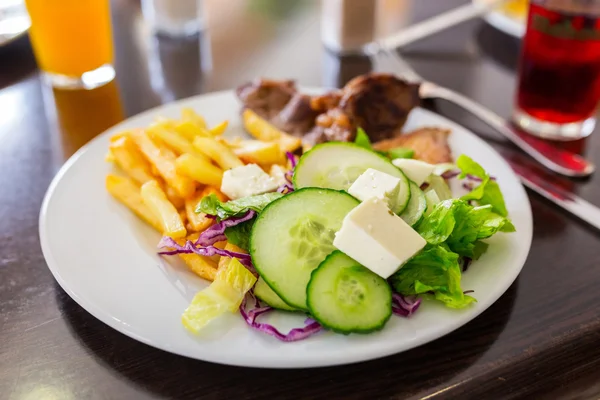 Fish and chips with salad — Stock Photo, Image