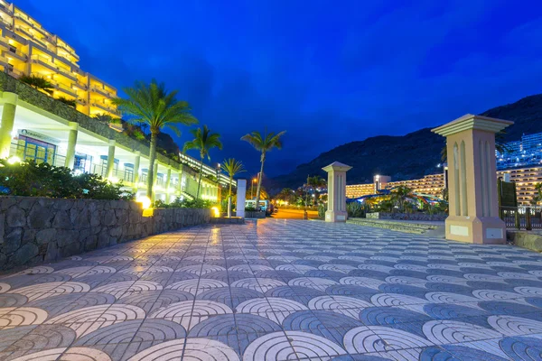 Beach and resort complex in Taurito at night — Stock Photo, Image