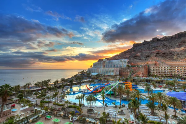 Praia atlântica da ilha de Gran Canaria em Taurito ao pôr do sol — Fotografia de Stock