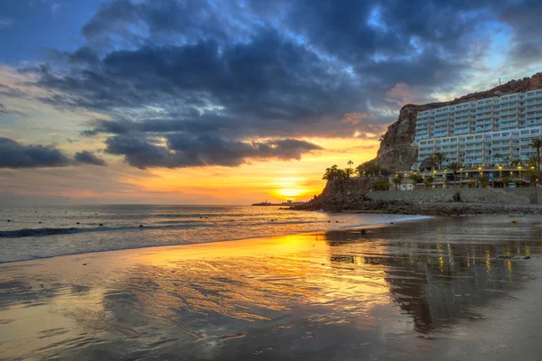 Praia atlântica da ilha de Gran Canaria em Taurito ao pôr do sol — Fotografia de Stock