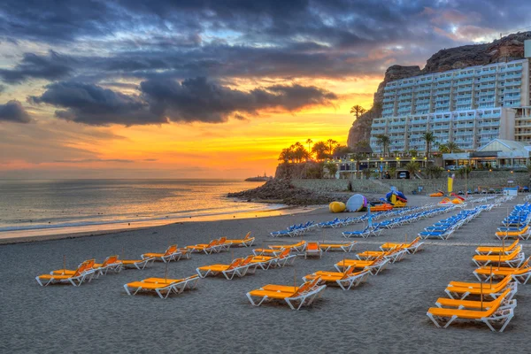 Atlantikstrand der Insel Gran Canaria in Taurito bei Sonnenuntergang — Stockfoto