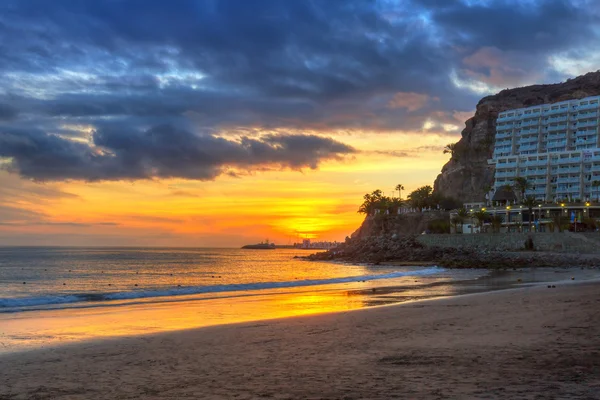 Praia atlântica da ilha de Gran Canaria em Taurito ao pôr do sol — Fotografia de Stock