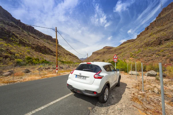 White Nissan Juke w górskiej scenerii Wyspy Kanaryjskie — Zdjęcie stockowe