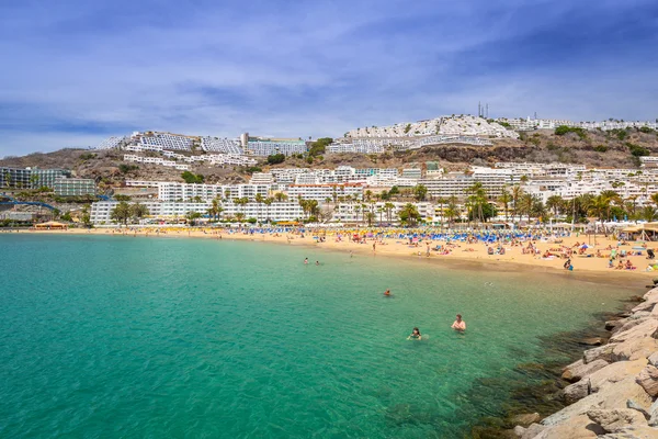 Strand von puerto rico mit vielen touristen, gran canaria — Stockfoto