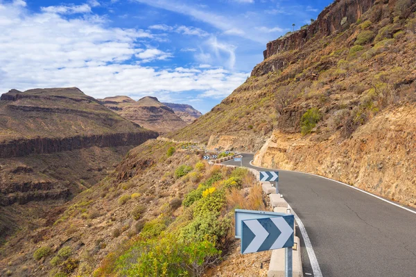 Strada attraverso le montagne dell'isola di Gran Canaria — Foto Stock