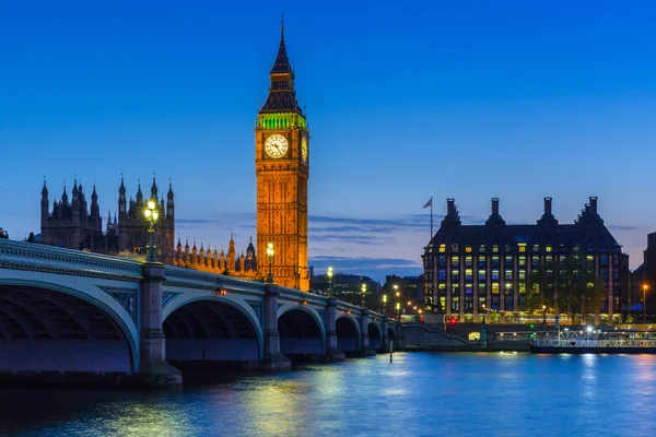 Big Ben e Palácio de Westminster em Londres à noite — Fotografia de Stock