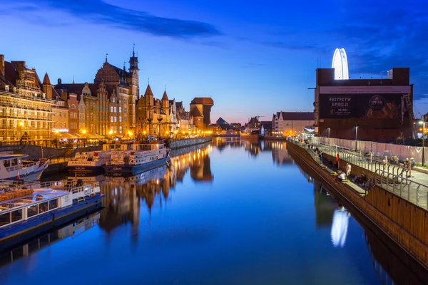 Mittelalterlicher Hafenkran über dem Fluss Motlawa bei Nacht, Polen — Stockfoto