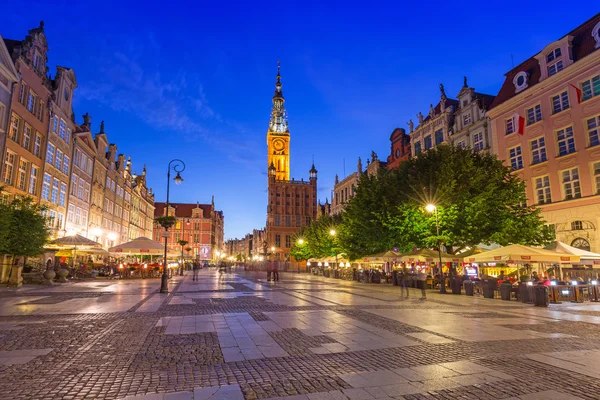 Architektura dlouhou uličkou v Gdaňsku v noci, Polsko — Stock fotografie