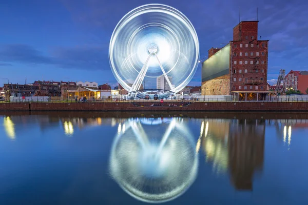 Rueda de la fortuna en el casco antiguo de Gdansk por la noche — Foto de Stock