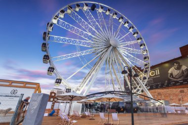 Dönme dolap Gdansk şehir merkezi alacakaranlıkta, Polonya