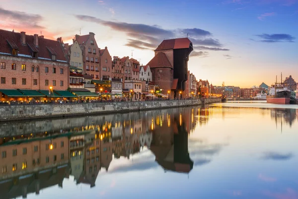 Casco antiguo de Gdansk con reflejo en el río Motlawa al atardecer —  Fotos de Stock
