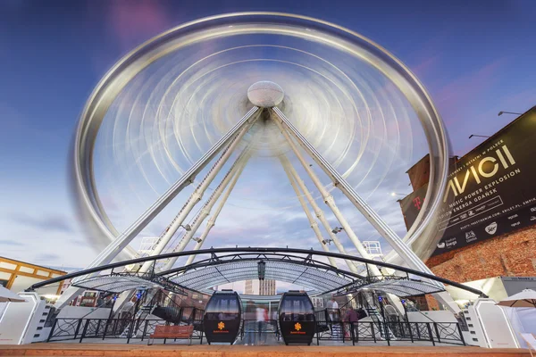 Roda gigante no centro da cidade de Gdansk ao entardecer, Polônia — Fotografia de Stock