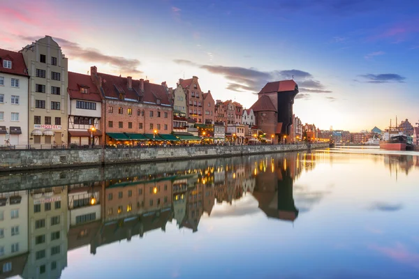 Средневековый портовый кран над рекой Мотлава на закате, Польша — стоковое фото
