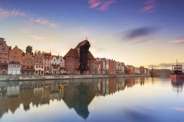 Grue portuaire médiévale sur la rivière Motlawa au coucher du soleil, Pologne — Photo