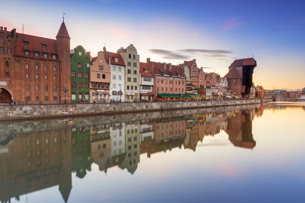 Guindaste portuário medieval sobre o rio Motlawa ao pôr do sol, Polônia — Fotografia de Stock