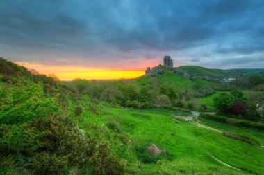 Corfe castle adlı güzel gündoğumu kalıntıları