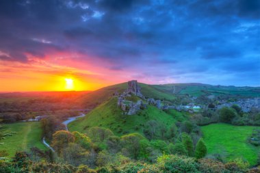 Corfe castle adlı güzel gündoğumu kalıntıları