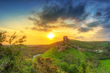 Corfe castle adlı güzel gündoğumu kalıntıları