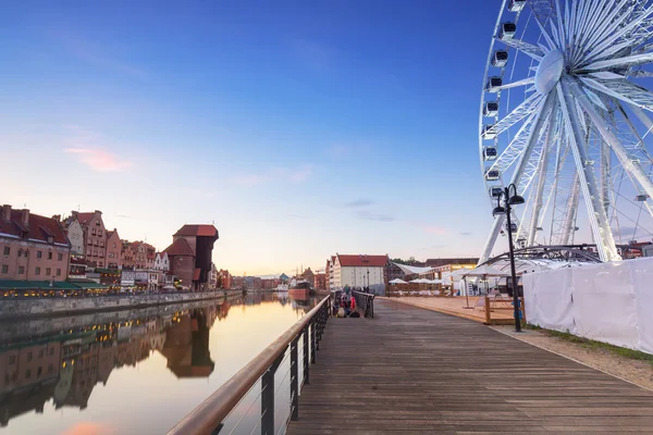 Gamla stan i Gdansk med reflektion i Motlawa River — Stockfoto