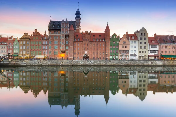 Casco antiguo de Gdansk con reflejo en el río Motlawa — Foto de Stock
