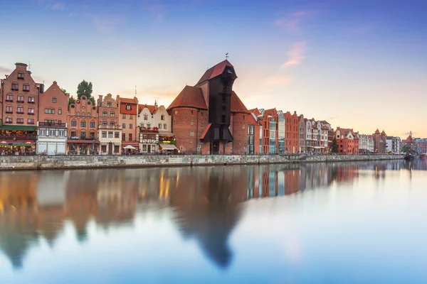 Gamla stan i Gdansk med reflektion i Motlawa River — Stockfoto