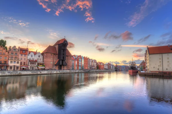 Gamla stan i Gdansk med reflektion i Motlawa River — Stockfoto