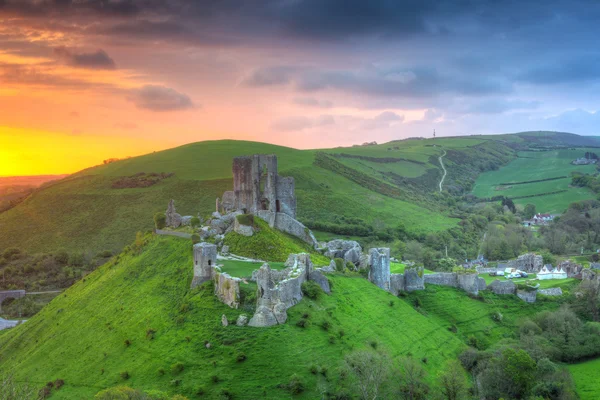 Gyönyörű napfelkelte a Corfe-kastély romjai — Stock Fotó