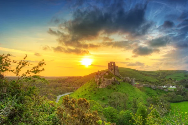 Gyönyörű napfelkelte a Corfe-kastély romjai — Stock Fotó