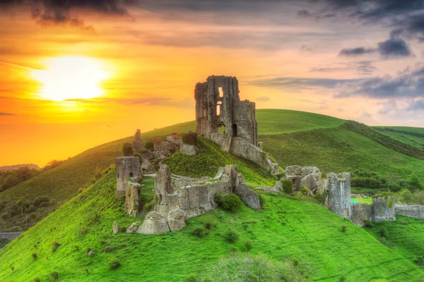 Ruinas del castillo de Corfe a la salida del sol hermosa — Foto de Stock