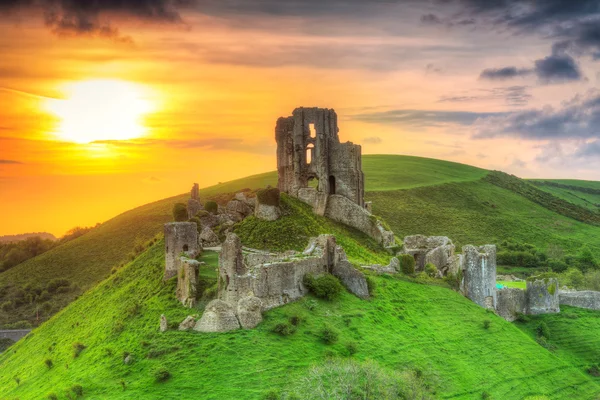 Ruins of the Corfe castle at beautiful sunrise — Stock Photo, Image