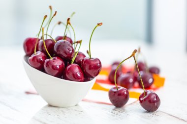 Bir kasede taze kirazlar