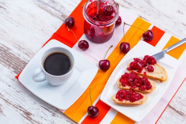 Kiraz reçeli ve kahve ile sandviç 