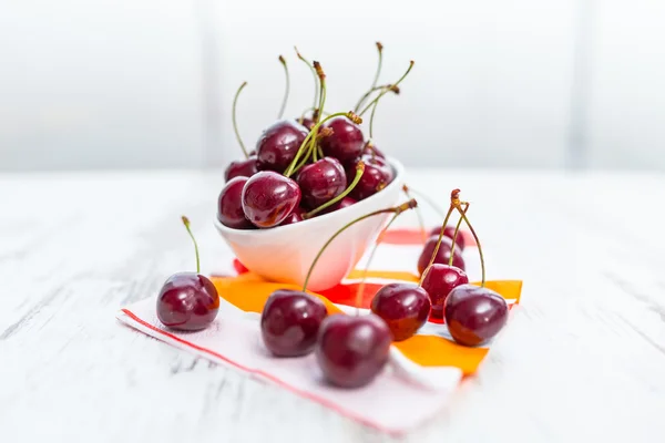Fresh cherries in a bowl — Stock Photo, Image